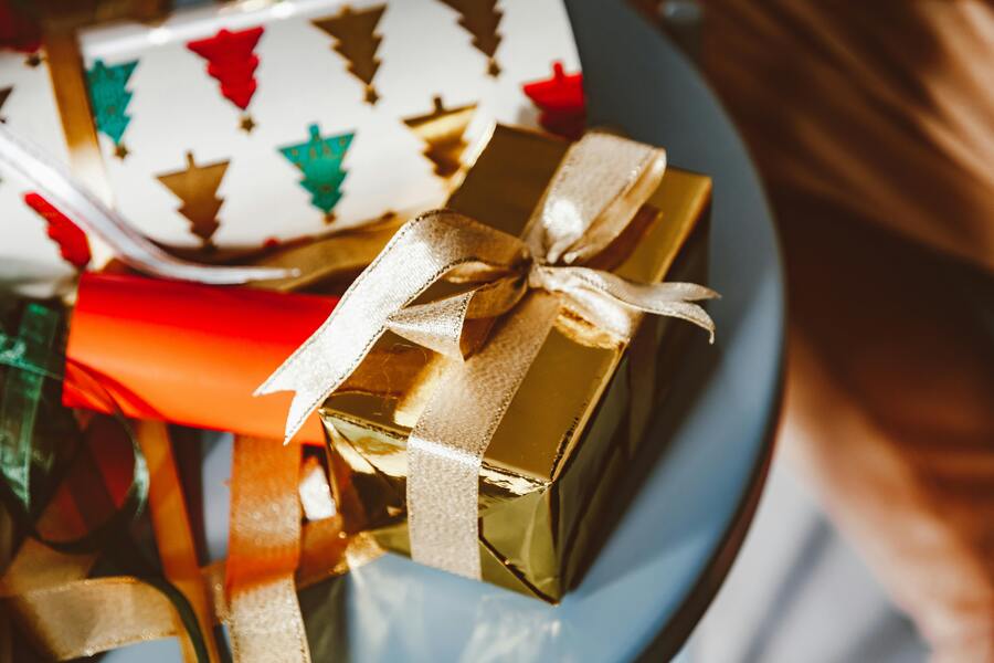 Julklappslek med charader lockar fram skratt och tävlingsanda